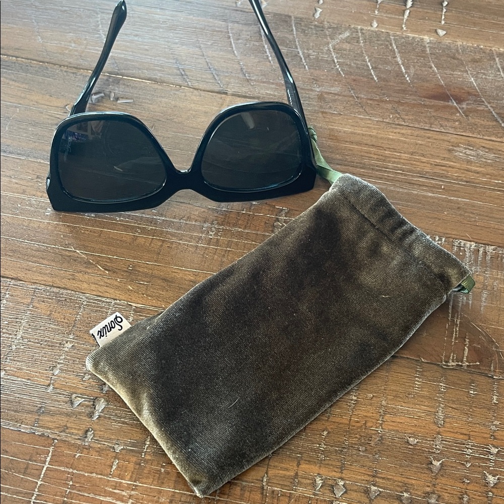 Sonix Black Sunglasses with Velvet Pouch